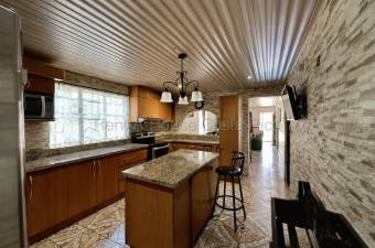 Venta propiedad con casa principal  2 apartamentos en amplio terreno #26-1520 GS
