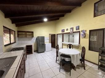 VENTA DE CASA DE 5 HABITACIONES, BARRIO JESÚS, ATENAS, ALAJUELA