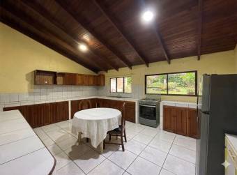 VENTA DE CASA DE 5 HABITACIONES, BARRIO JESÚS, ATENAS, ALAJUELA