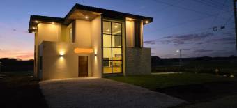 Alquiler de Casa Moderna en Condominio La Tajona