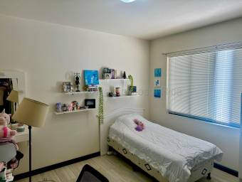Casa en venta en Curridabat con amplios espacios y jardín #26-1884 GS
