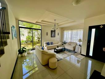 Casa en venta en Curridabat con amplios espacios y jardín #26-1884 GS