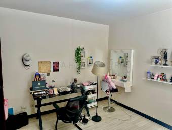 Casa en venta en Curridabat con amplios espacios y jardín #26-1884 GS