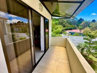 Casa en venta en Curridabat con amplios espacios y jardín #26-1884 GS