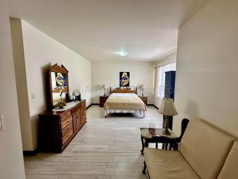 Casa en venta en Curridabat con amplios espacios y jardín #26-1884 GS
