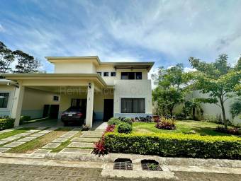 Casa en venta en Curridabat con amplios espacios y jardín #26-1884 GS