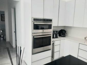 Venta de Casa Amueblada en Escazú. RAH 26-175