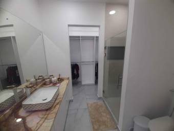 Venta de Casa Amueblada en Escazú. RAH 26-175