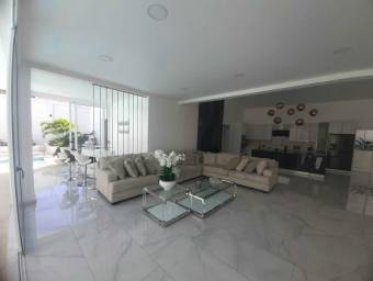 Venta de Casa Amueblada en Escazú. RAH 26-175