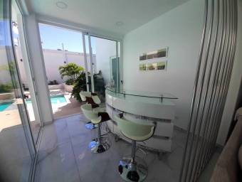Venta de Casa Amueblada en Escazú. RAH 26-175