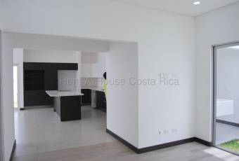 Se alquila casa en Piedades Santa Ana 26-2013