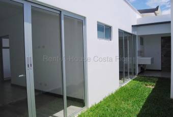 Se alquila casa en Piedades Santa Ana 26-2013
