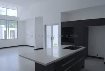 Se alquila casa en Piedades Santa Ana 26-2013