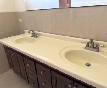 Casa a la venta en condominio Cerro Colón. Remate bancario.