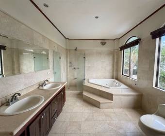 Casa a la venta en condominio Cerro Colón. Remate bancario.