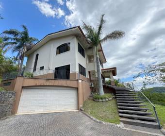 Casa a la venta en condominio Cerro Colón. Remate bancario.