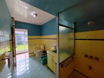 Venta de Casa Comercial en Montes de Oca, San José. 