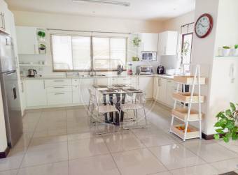 Se Vende Casa Con Jardín en Residencial Altamonte Curridabat 4 Habitaciones noj1270sb