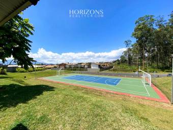 Casa en Venta en Condominio La Floresta en Concepción de Tres Ríos con Jardín y 4 Habitaci