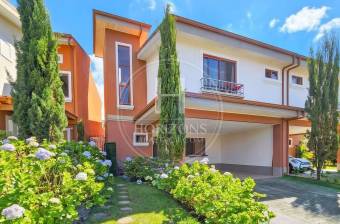 Casa en Venta en Condominio La Floresta en Concepción de Tres Ríos con Jardín y 4 Habitaci