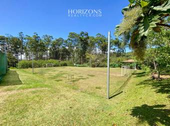 Casa en Venta en Condominio La Floresta en Concepción de Tres Ríos con Jardín y 4 Habitaci