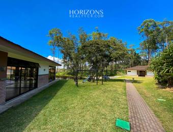Casa en Venta en Condominio La Floresta en Concepción de Tres Ríos con Jardín y 4 Habitaci
