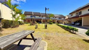 Se Vende Casa en Condominio San Pedro Montes de Oca 4 Habitaciones y Vista a las Montañas 