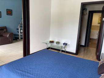 Apartamento con mezzanina y vista a las montañas en venta en Santa Ana #26-982 GS