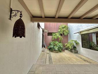 Se vende casa en Piedades Santa Ana 26-773