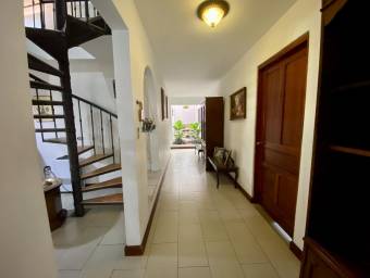 Se vende casa en San Rafael Escazú 25-678