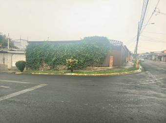 VENTA DE CASA ESQUINERA EN URBANIZACIÓN LA TRINIDAD, ALAJUELA