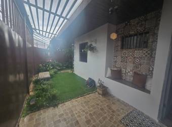 VENTA DE CASA ESQUINERA EN URBANIZACIÓN LA TRINIDAD, ALAJUELA