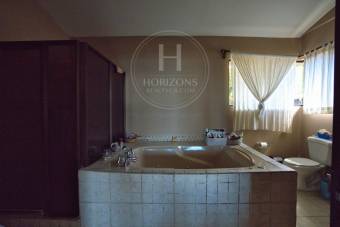 Casa en venta en San Ramón de Tres Ríos con vistas panorámicas y amplio terreno nja1329