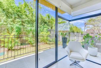 Apartamento de Lujo a Estrenar Condominio Roble Sabana, Santa Ana nja1324