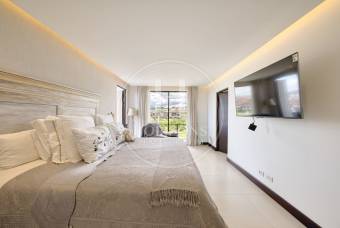 Casa en Venta en Condominio La Estefana con Jardín y Vistas a la Naturaleza 4 Habitaciones
