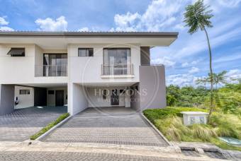 Casa en Venta en Condominio La Estefana con Jardín y Vistas a la Naturaleza 4 Habitaciones