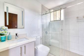 Casa en Venta en Condominio La Estefana con Jardín Privado y 4 Parqueos noj1104