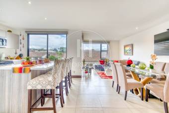 Casa en Venta en Condominio La Estefana con Jardín Privado y 4 Parqueos noj1104