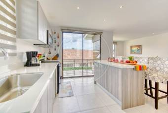 Casa en Venta en Condominio La Estefana con Jardín Privado y 4 Parqueos noj1104