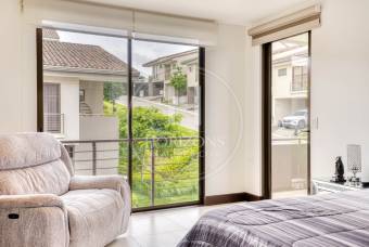 Casa en Venta en Condominio La Estefana con Jardín Privado y 4 Parqueos noj1104