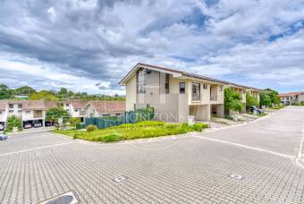 Casa en Venta en Condominio La Estefana con Jardín Privado y 4 Parqueos noj1104