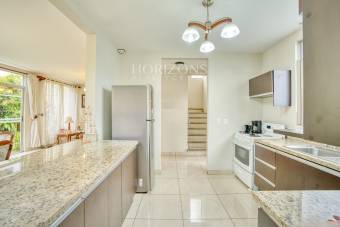En Venta Moderna Casa en Condominio Mirasol Sabanilla a 1.4 KM de UCR Amplias Zonas Verdes