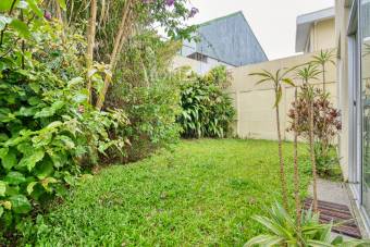 En Venta Moderna Casa en Condominio Mirasol Sabanilla a 1.4 KM de UCR Amplias Zonas Verdes