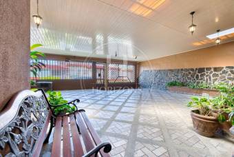 Se Vende Amplia Casa Independiente de Un Nivel en Rohrmoser 4 Habitaciones y Patio noj1249