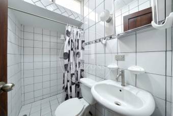 Se Vende Amplia Casa Independiente de Un Nivel en Rohrmoser 4 Habitaciones y Patio noj1249