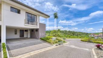 Casa en Venta en Condominio La Estefana con Jardín y Vistas a la Naturaleza 4 Habitaciones