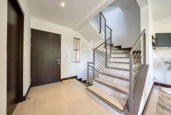 Casa en Venta en Condominio La Estefana con Jardín y Vistas a la Naturaleza 4 Habitaciones