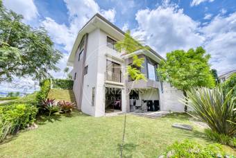 Casa en Venta en Condominio La Estefana con Jardín y Vistas a la Naturaleza 4 Habitaciones