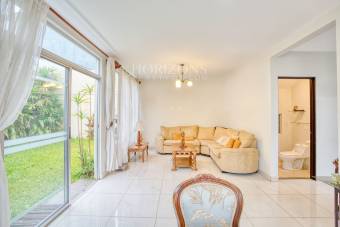 En Venta Moderna Casa en Condominio Mirasol Sabanilla a 1.4 KM de UCR Amplias Zonas Verdes