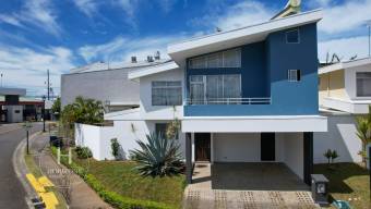 En Venta Moderna Casa en Condominio Mirasol Sabanilla a 1.4 KM de UCR Amplias Zonas Verdes